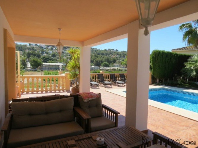 This very spacious and beautiful villa is located in a.. - 2