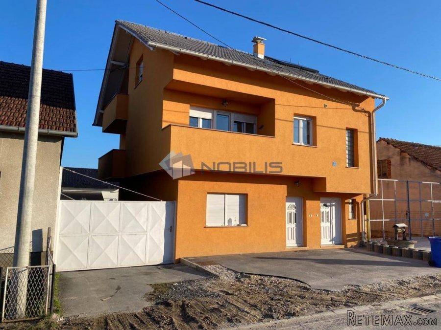 Petrinja, kuća 250m2, dvorište 424m2, 3 stana - 3