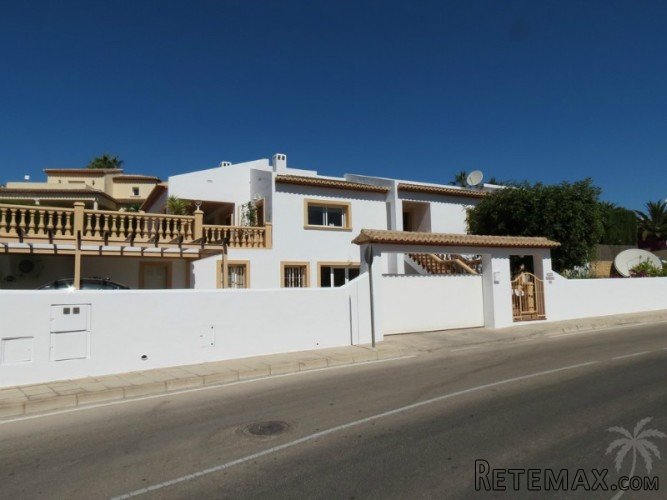 This very spacious and beautiful villa is located in a.. - 3