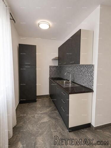 Renovirani stan u centru Pule, 50 m² s podnim grijanjem i..