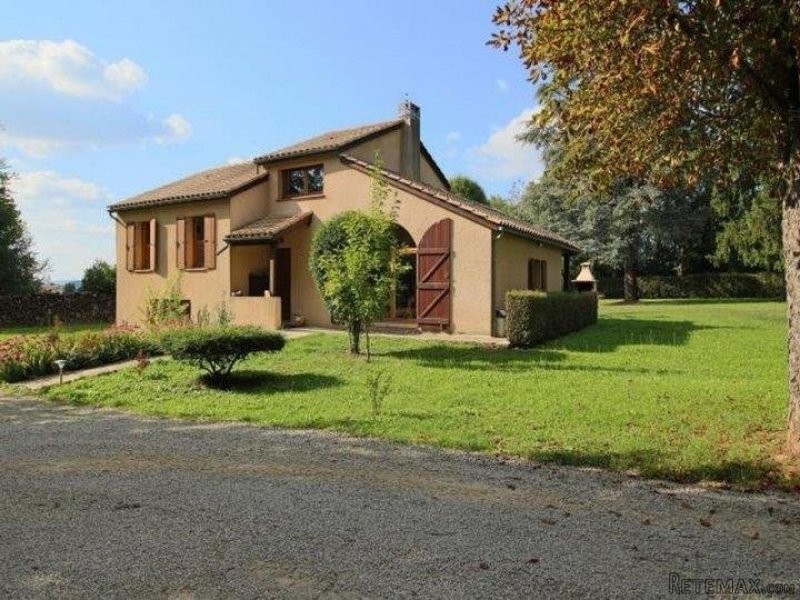 Detached Villa with Pool
