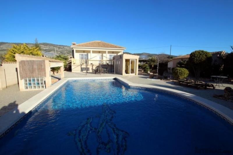 6bed villa with pool walking distance..