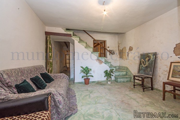 Excellent townhouse hidden away in a little street with a.. - 2