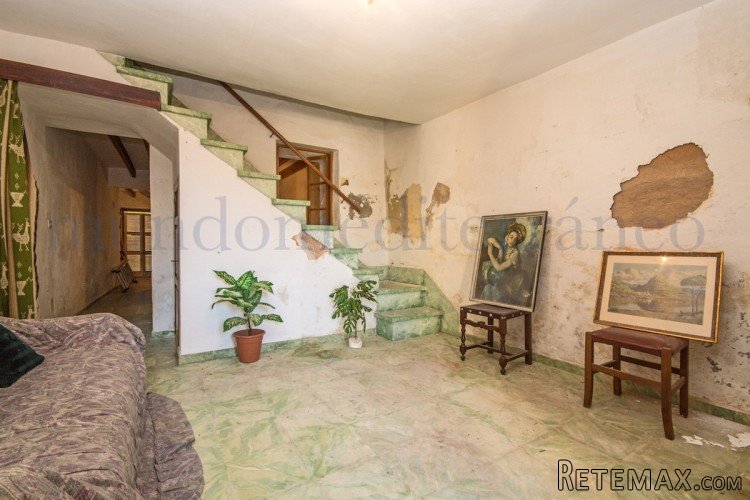 Excellent townhouse hidden away in a little street with a.. - 3