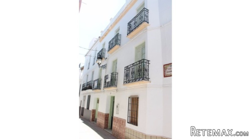 Large Townhouse Close To The Main Plaza..
