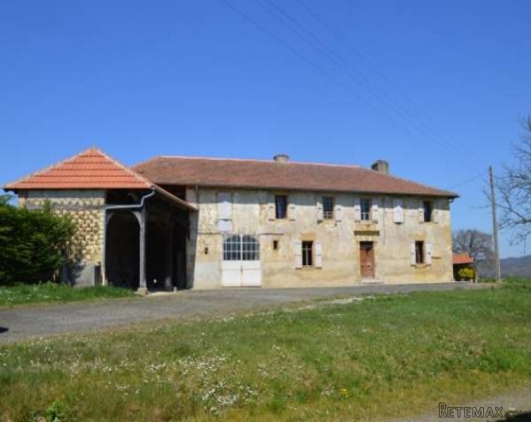Unique Gascon hamlet, mountain views..
