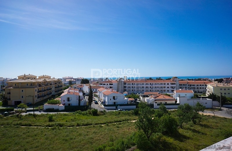 3 Bed apartment walking distance to..