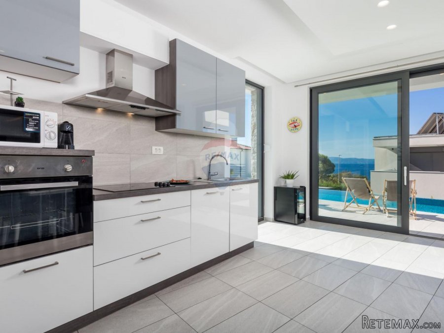 Kostrena - samostojeća kuća sa bazenom površine 330 m2 - 2