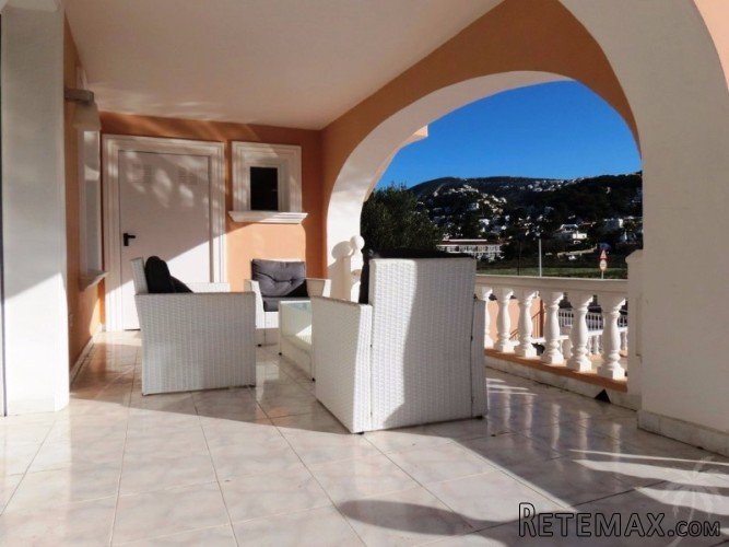 This substantial villa, built in 2001, 1km from a shopping.. - 2