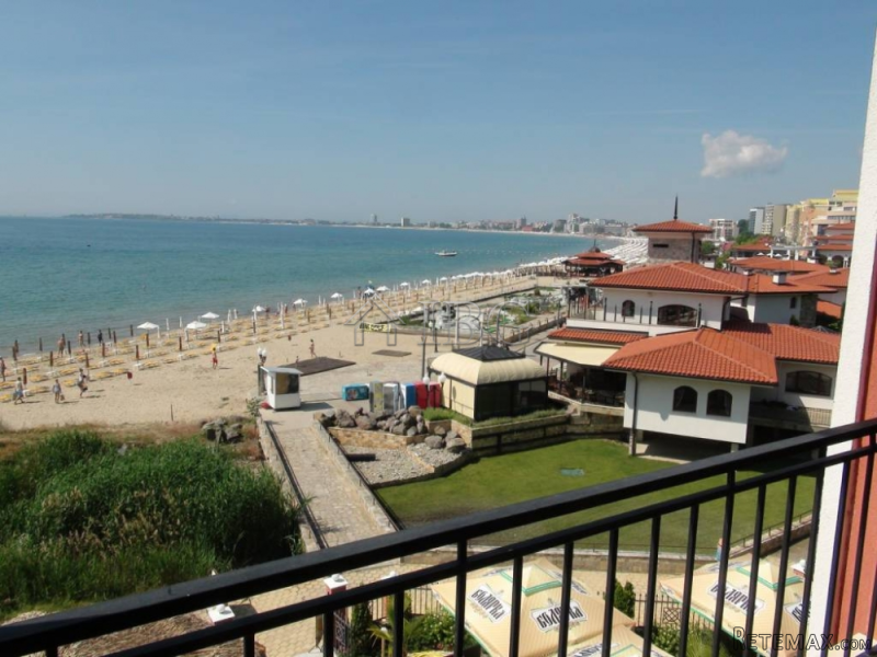 Beachfront 2-bedroom apartment with SEA..