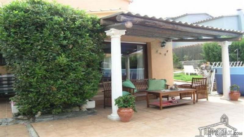 Detached house located in a very quiet..