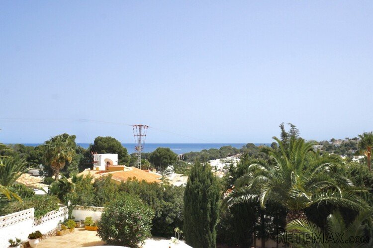 This beautifully maintained Mediterranean villa in.. - 2