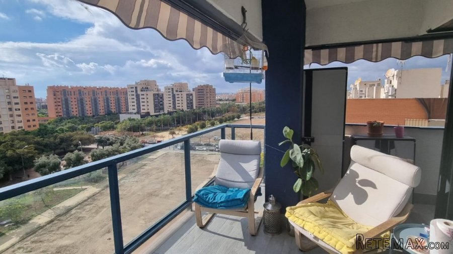 VIvienda de 3 habitaciones, 2 baños, una terraza con..