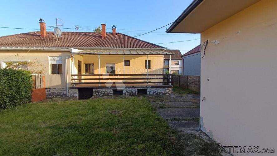 Kuća u srcu Đakova s terasom i okućnicom!