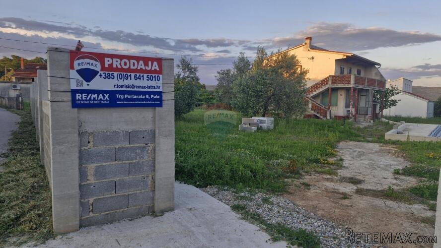 Istra, Rakalj- kuća s bazenom,građevinsko zemljište 3000m2