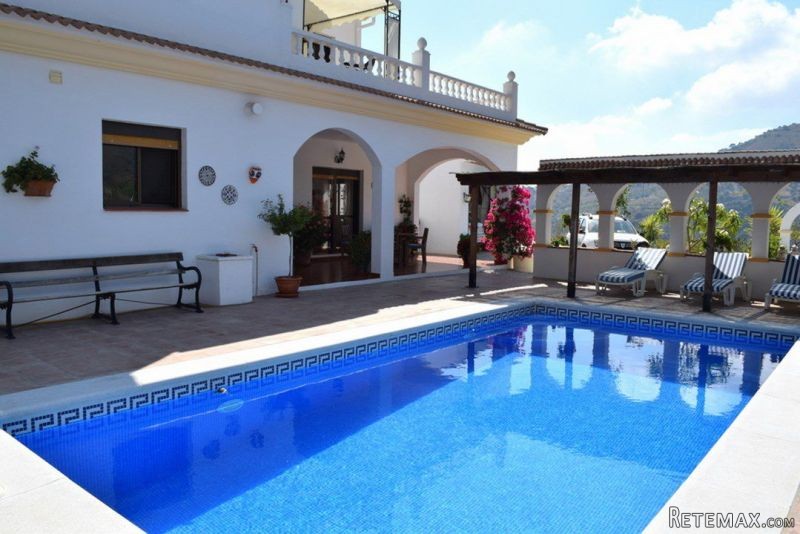 Villa for Sale in Comares 270.000..