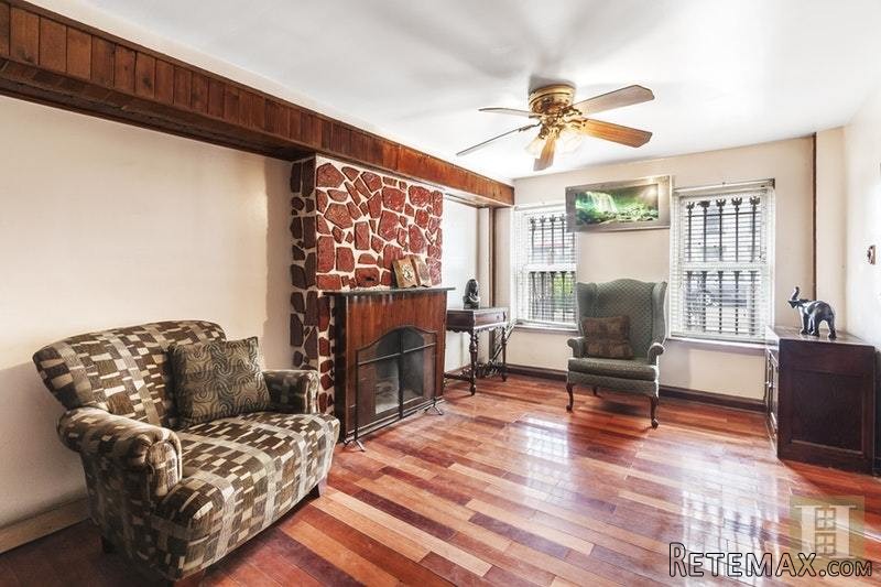 8 bedroom Town House For Sale: 1245..