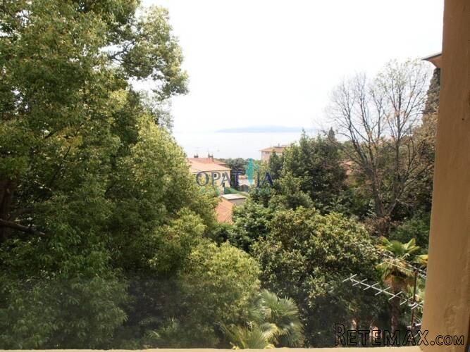 Opatija, uređeni stan od 123 m2 na 2. katu vile u samom..