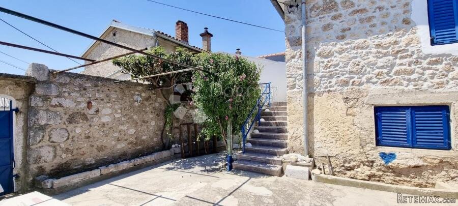 BRIBIR, Kamena kuća s dva stana - 2