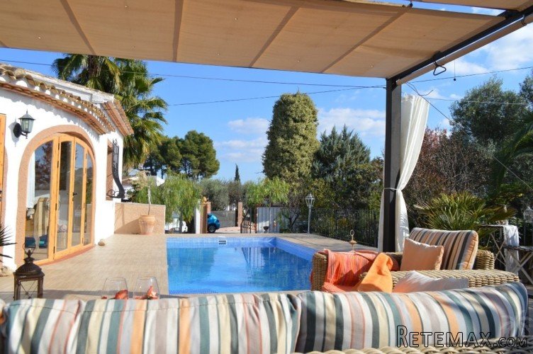 Detached, south facing villa all on one level, located on a.. - 2