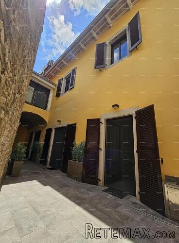 Prelijepa kuća s tri etažirana apartmana u staroj jezgri g..