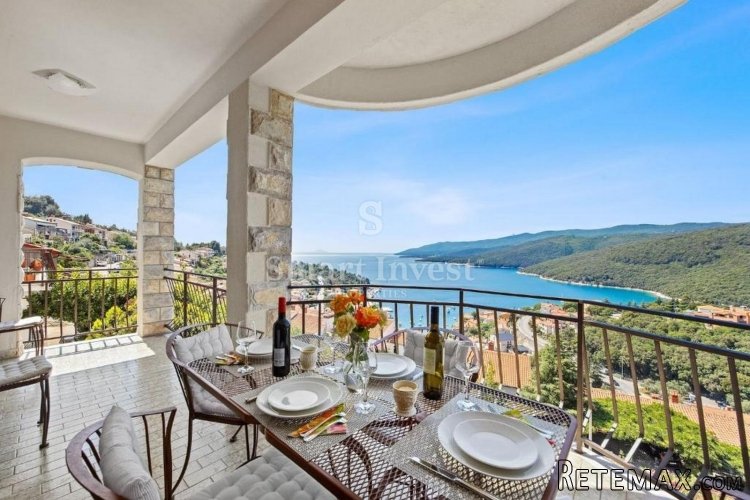 RABAC, KUĆA S 4 STANA I PANORAMSKIM POGLEDOM NA MORE..