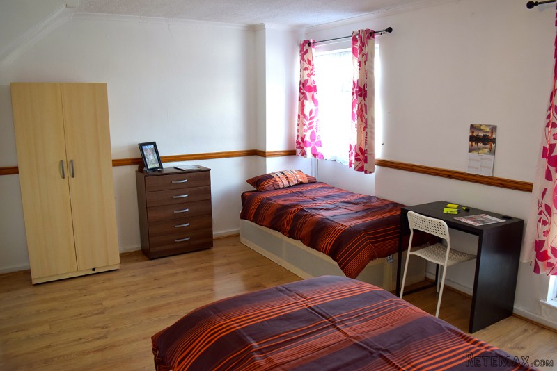 Room share for men, Zone 2, Devons road - 2