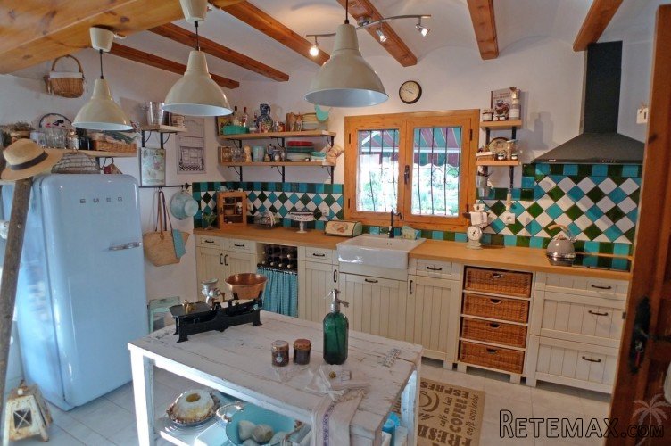 Detached, south facing villa all on one level, located on a.. - 8