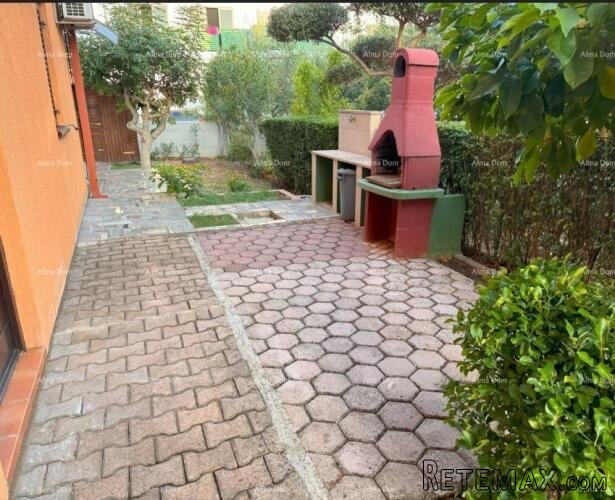 Na prodaju: Apartman u Novigradu s velikim vrtom.