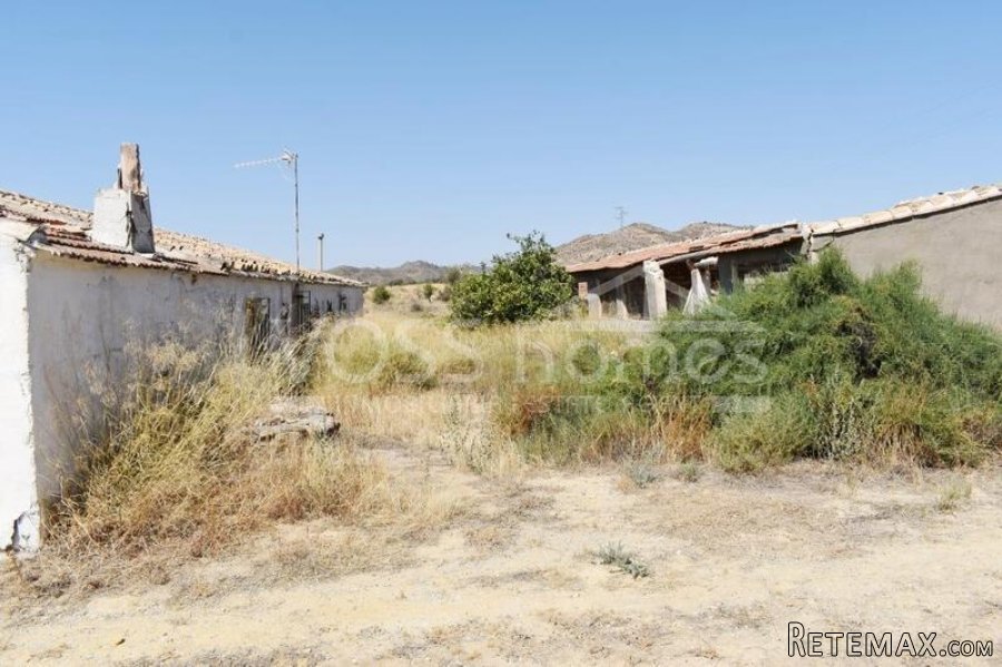 NEW LISTING - Habitable Country House to renovate of 248m2.. - 10