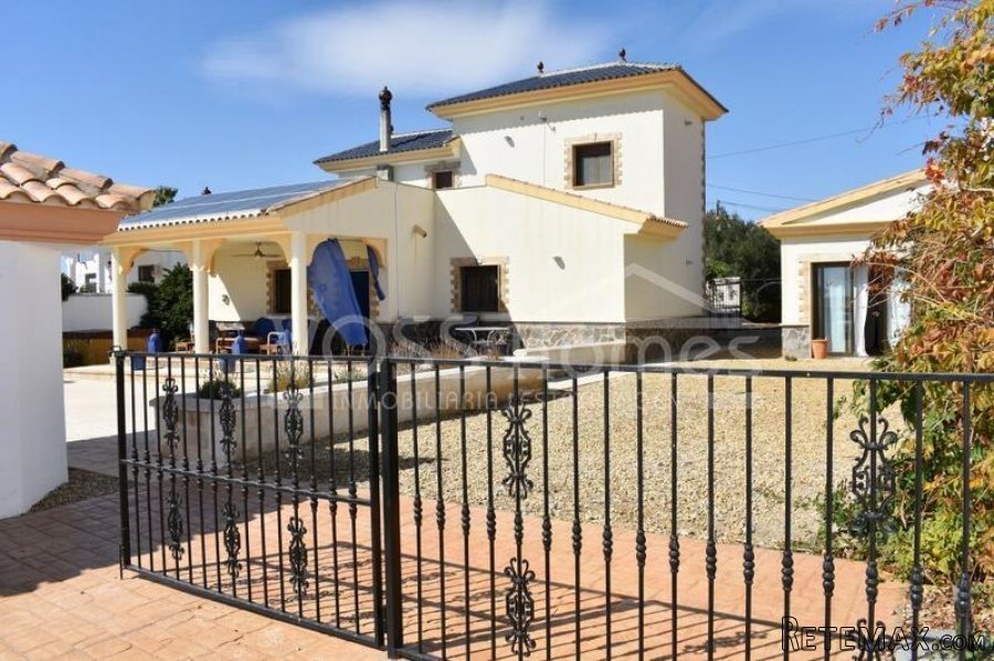 A truly impressive property with a 3 bed, 2 bath villa of.. - 3