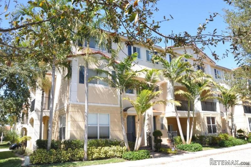 2899 S Greenleaf Cir, Boynton Beach, FL..