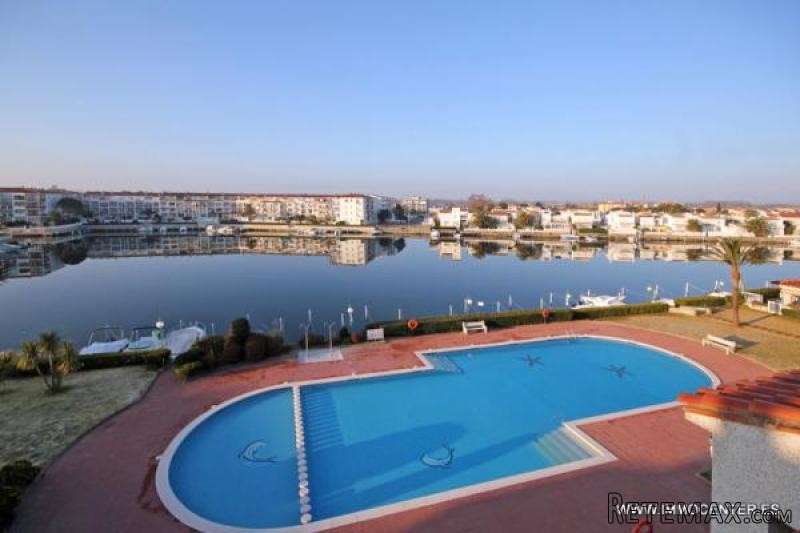 EMPURIABRAVA: Underground parking place