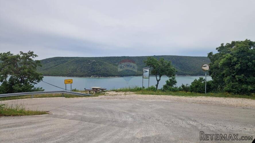 Istra,Trget- Građevinsko zemljište s pogledom na more, 1 km