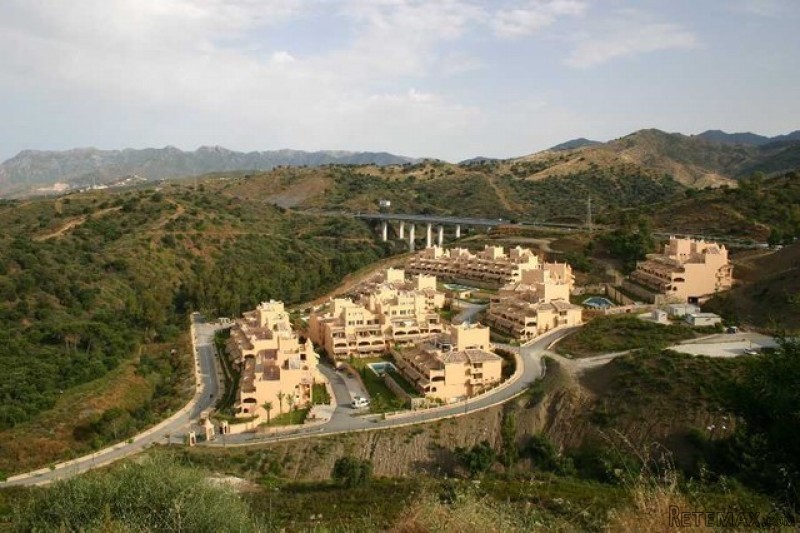 2 Bedroom Middle Floor Apartment
