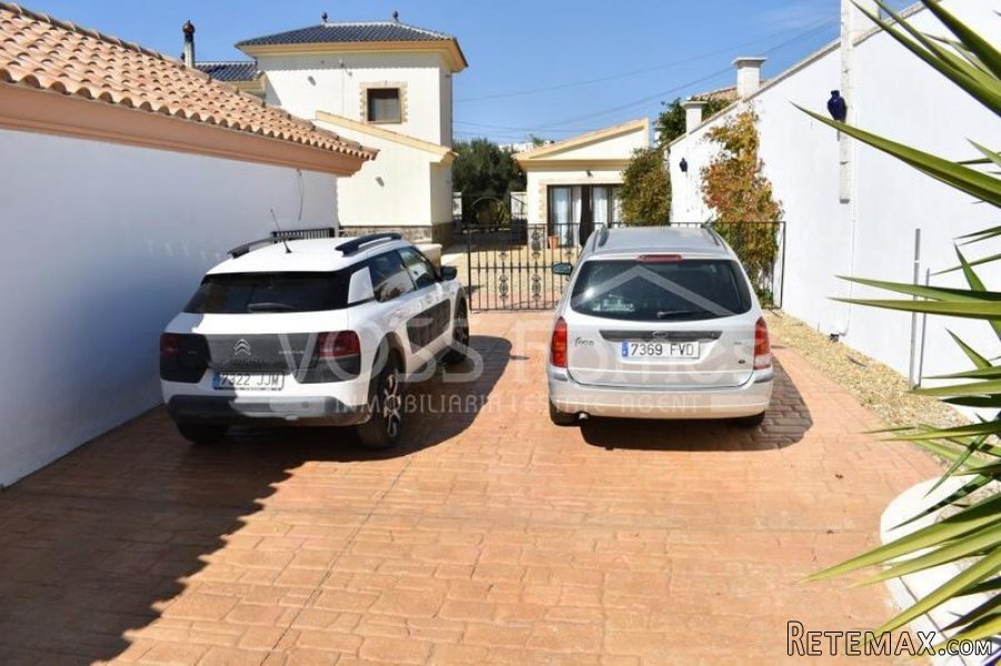 A truly impressive property with a 3 bed, 2 bath villa of.. - 9
