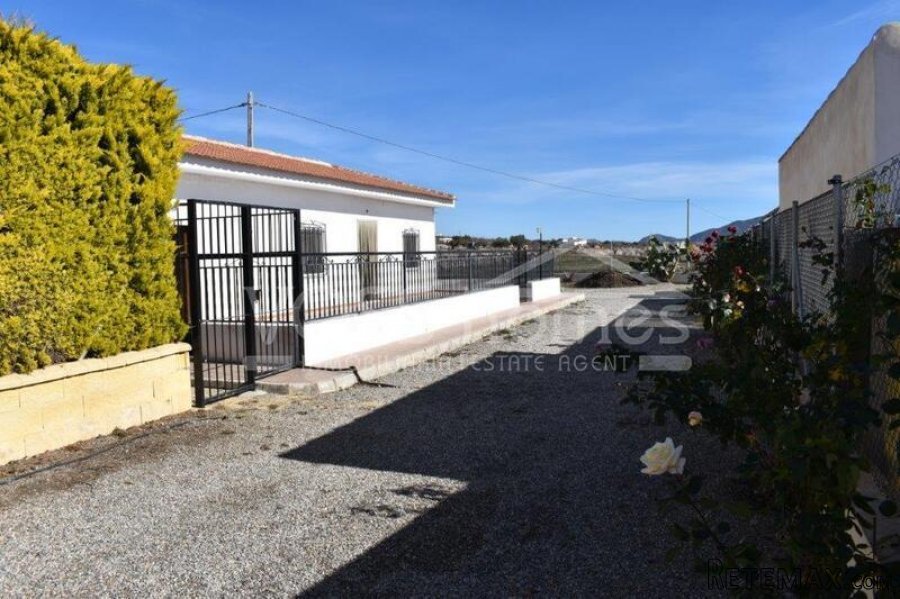 A spacious, 259m2, 4 bed, 2 bath edge of village house.. - 2