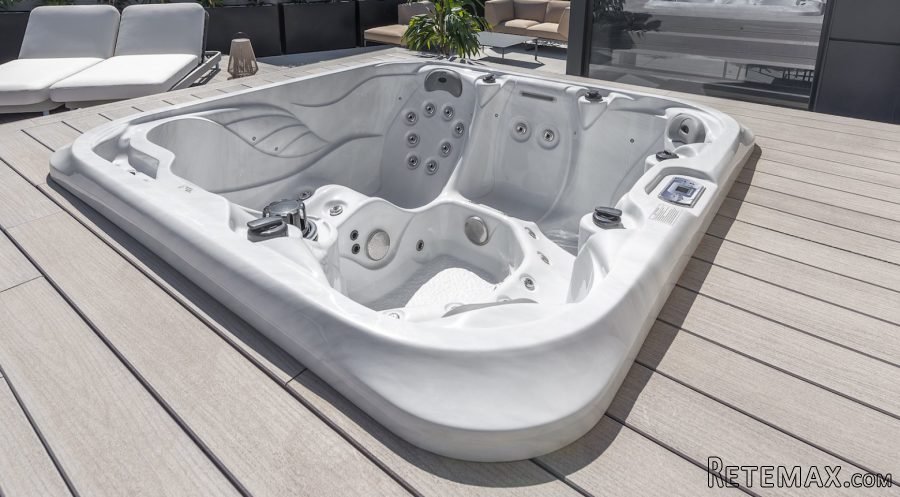This penthouse apartment with a..