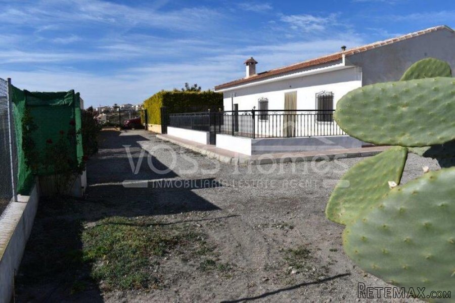 A spacious, 259m2, 4 bed, 2 bath edge of village house.. - 3