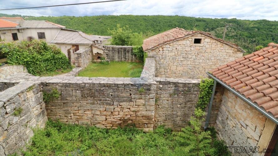 TINJAN- dvije kamene kuće za renovaciju