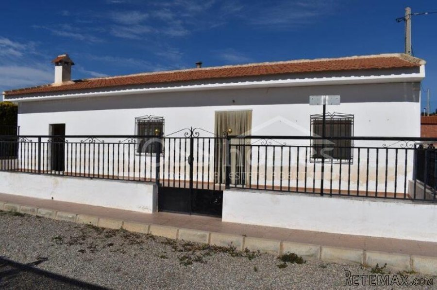 A spacious, 259m2, 4 bed, 2 bath edge of village house.. - 4