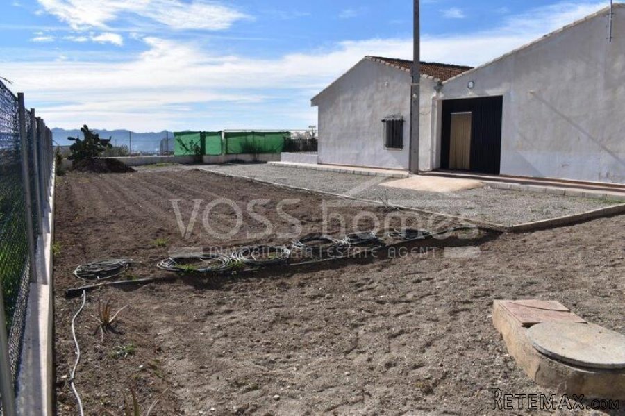 A spacious, 259m2, 4 bed, 2 bath edge of village house.. - 5