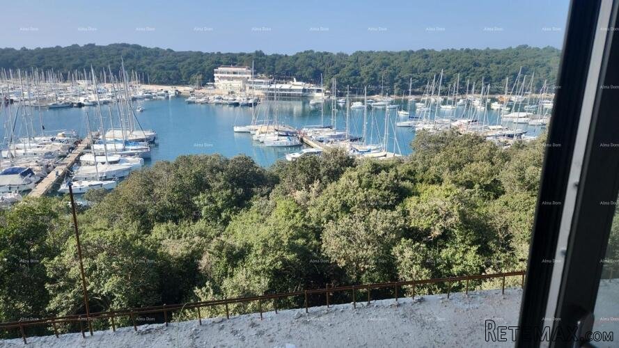 Luksuzni stan s pogledom na more i garažnim mjestom, Pula..