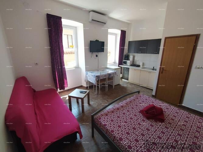 Pula, strogi centar – 90,30 m² | 4 uređena studio apartmana..