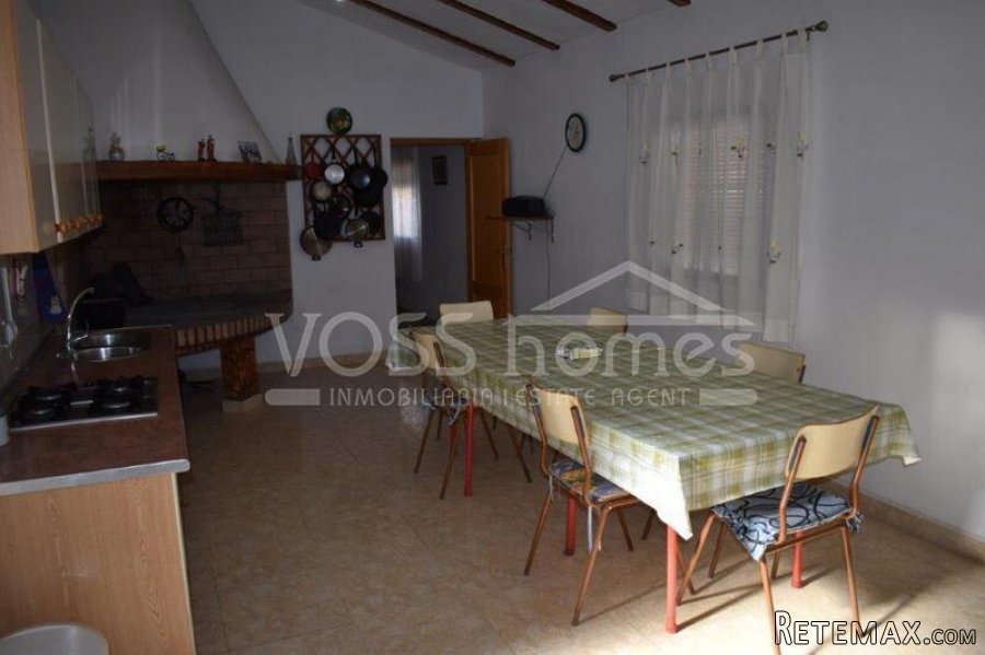 A spacious, 259m2, 4 bed, 2 bath edge of village house.. - 9