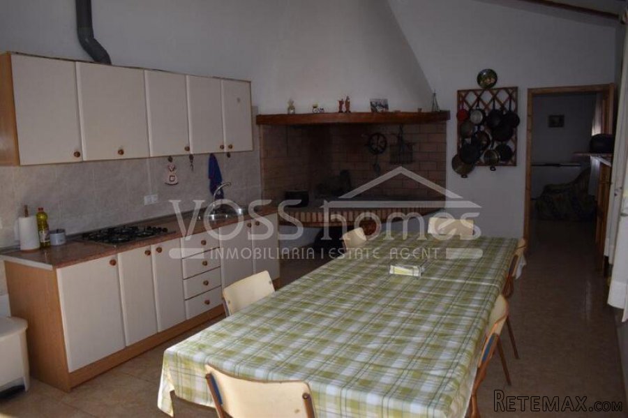 A spacious, 259m2, 4 bed, 2 bath edge of village house.. - 10