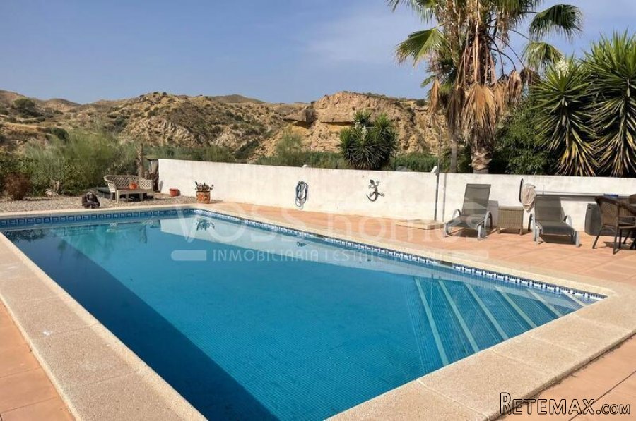 A spacious, modernised 3, bed, 2 bath villa of 131m2 with.. - 2