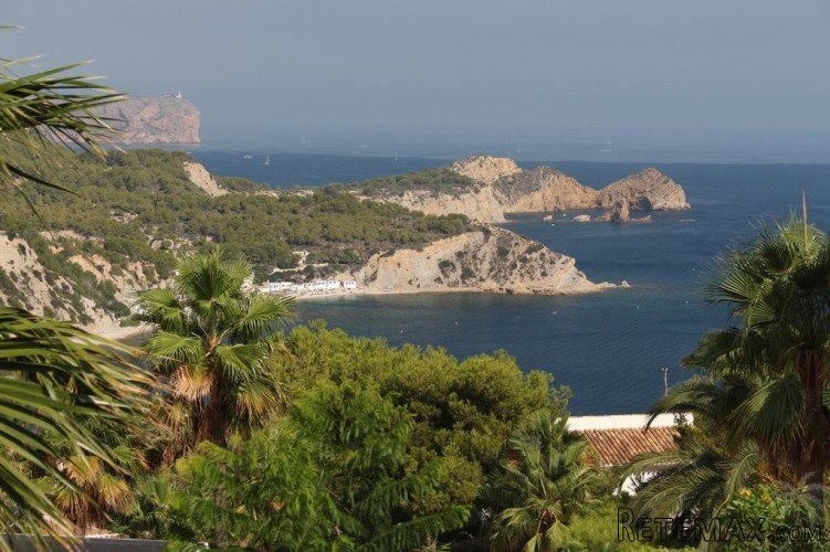 Impressive second line villa for sale in a sought after.. - 2