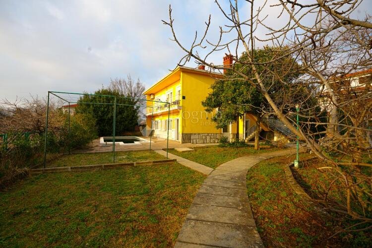 KOSTRENA OBITELJSKA KUĆA SA BAZENOM NAJAM - 2