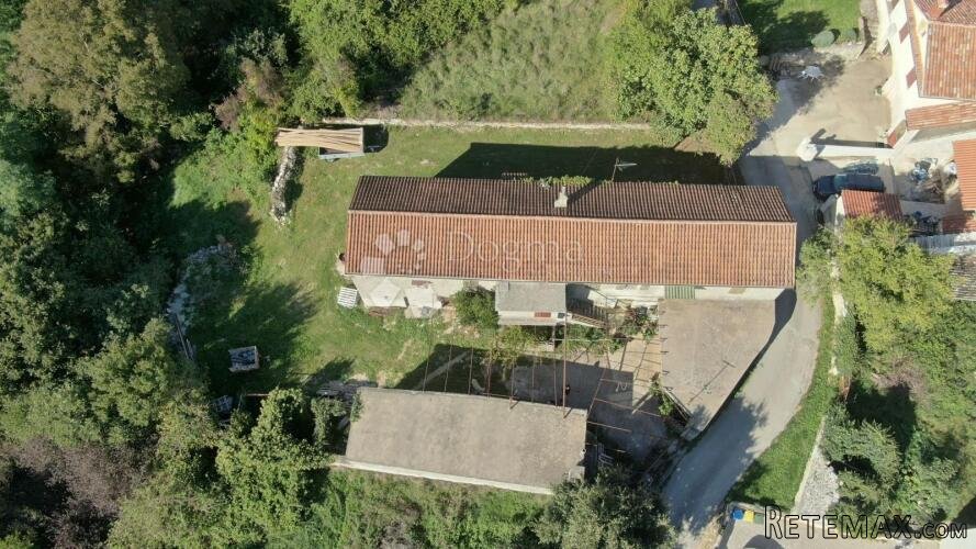 Starina za adaptaciju sa velikom okućnicom u okolici Žminja - 2